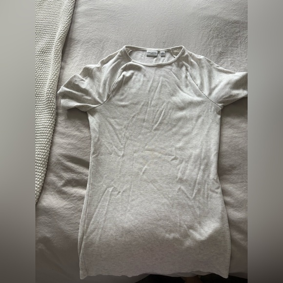 Aritzia  Scoop Neck Short Sleeve - Picture 2 of 2